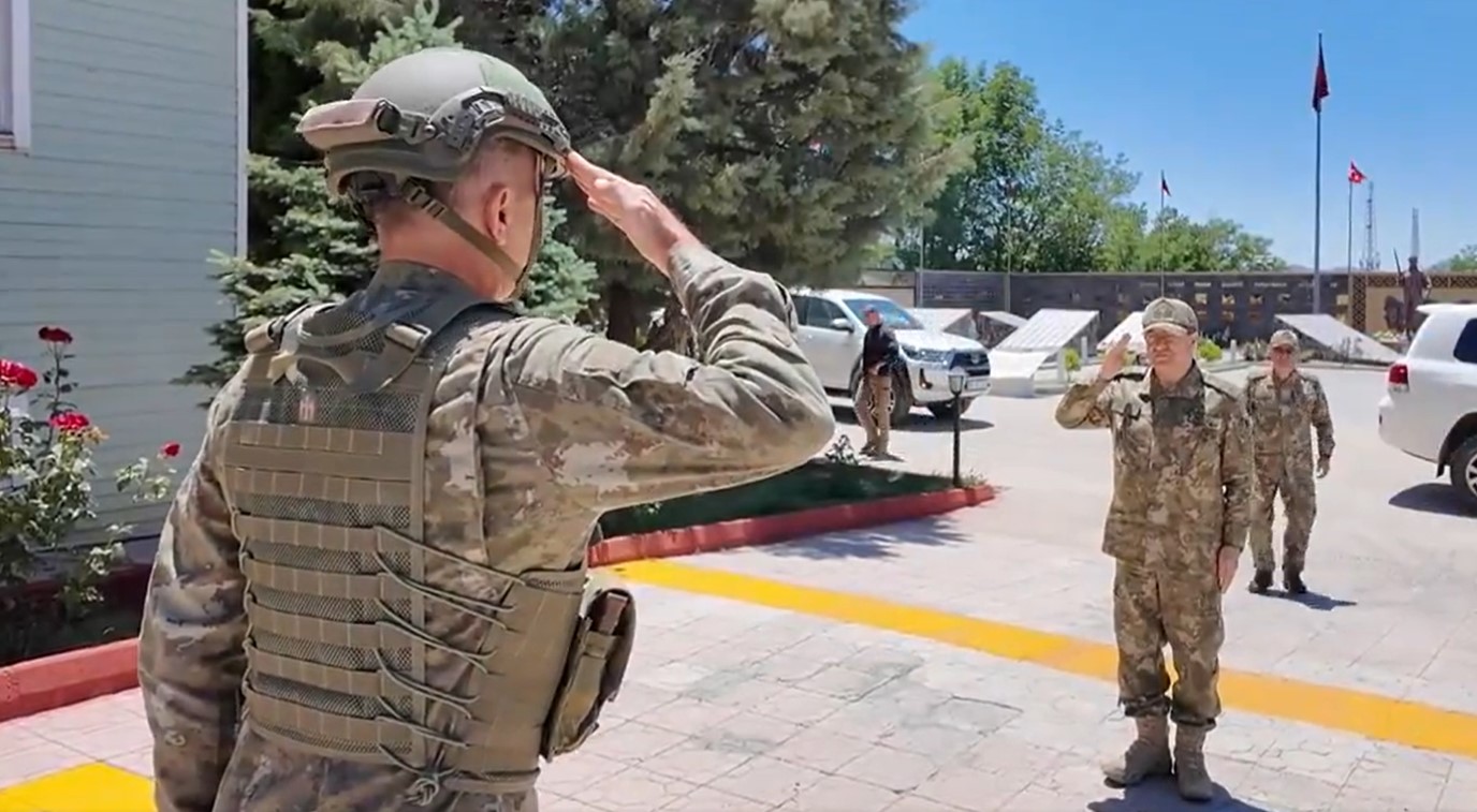 Orgeneral Bayraktaroğlu Sınır Ötesindeki Üs Bölgelerinde