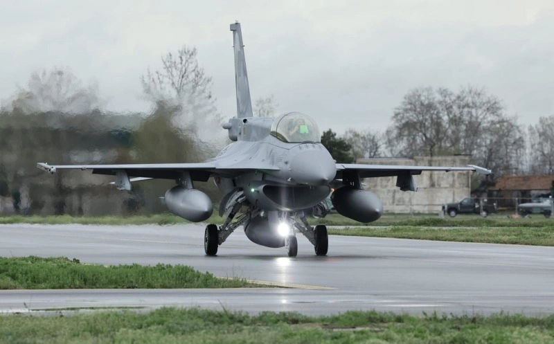 Bulgar Hava Kuvvetleri İlk F-16 Viper Uçağını Teslim Aldı