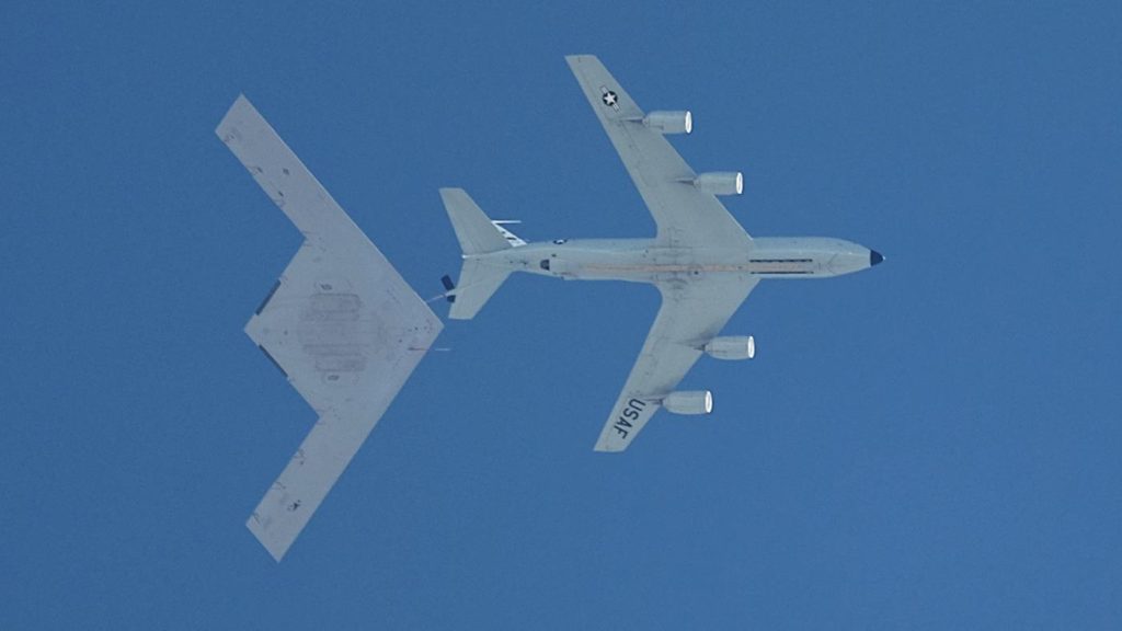 ABD'nin yeni nesil hayaleti B-21 Raider havada yakıt ikmali yaparken nasıl görüntülendi