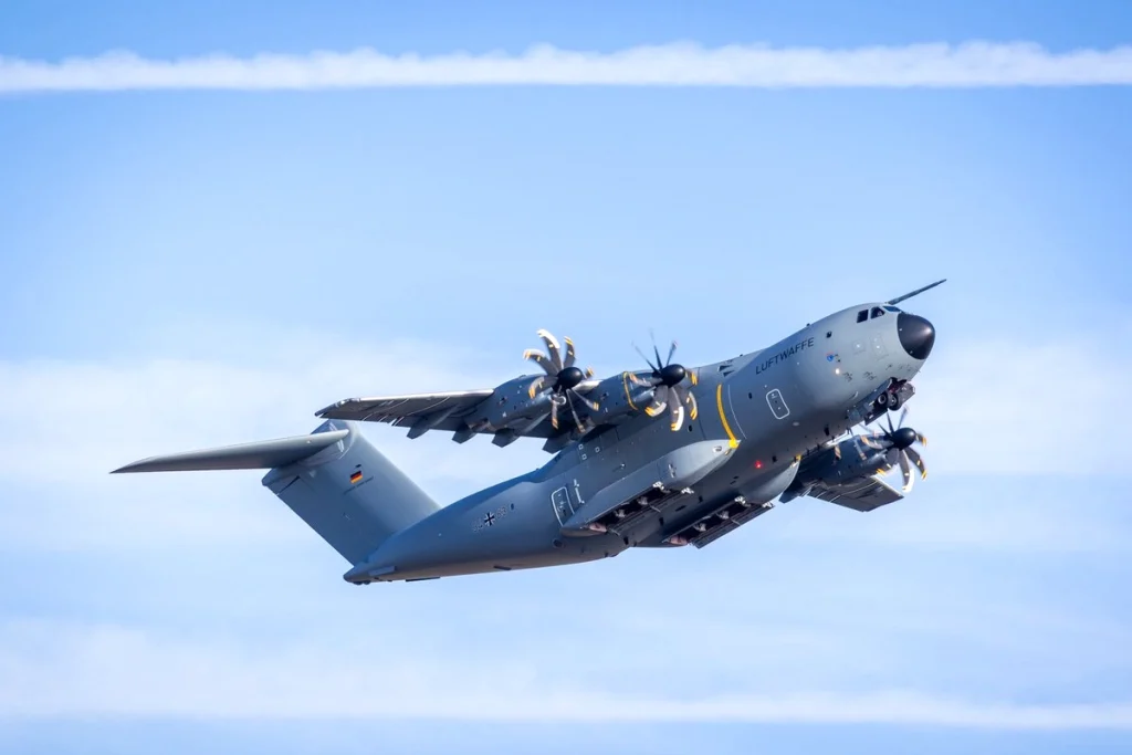 Airbus A400M gökyüzünde nasıl bir ana gemiye dönüşüyor ve Alman Hava Kuvvetleri'ne katılan 53. uçak hangi devrimsel özellikleri taşıyor