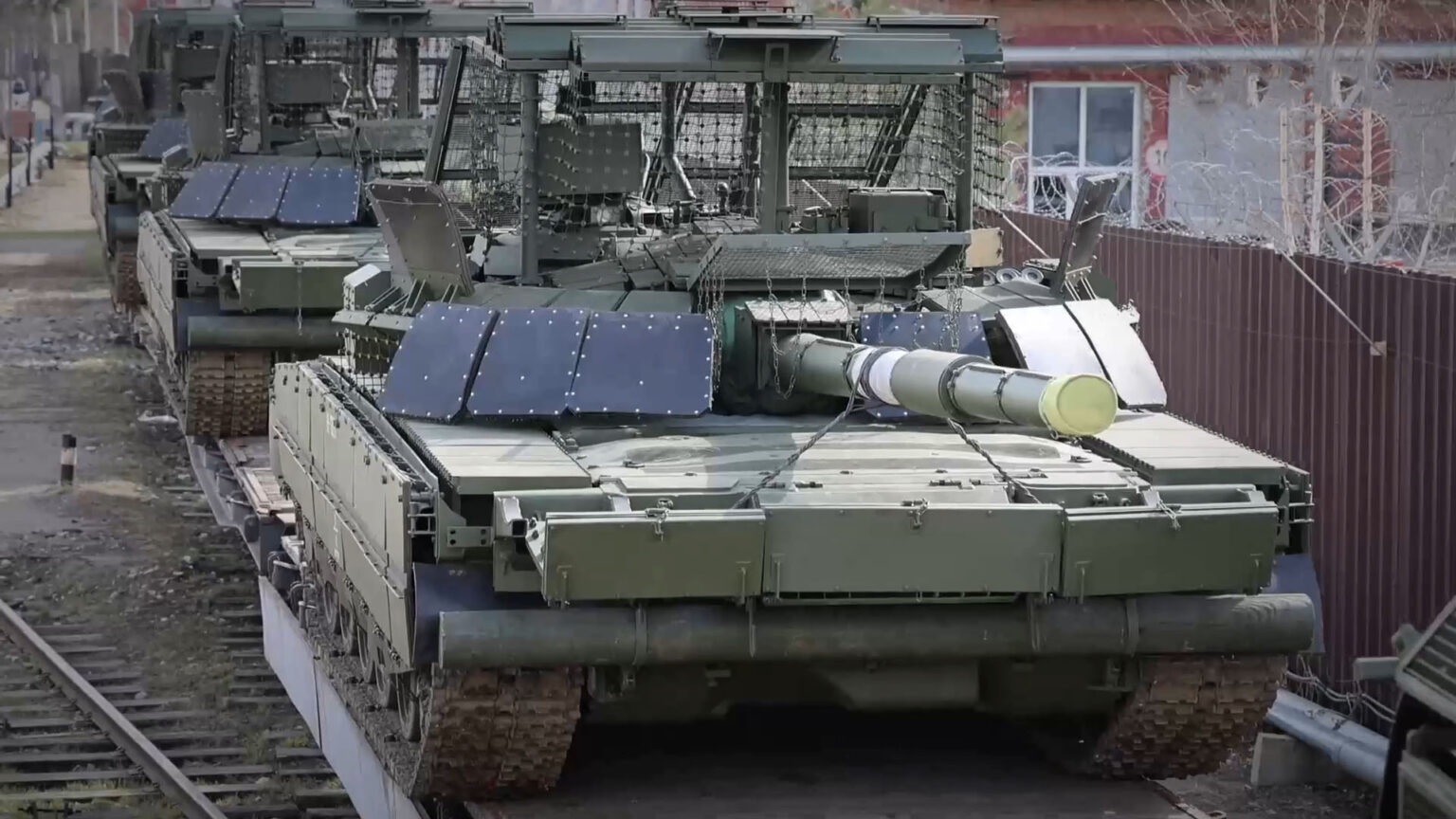 Rus ordusuna teslim edilen yeni tank partisinde hangi dev modeller var ve bu sevkiyat neden gizemini koruyor