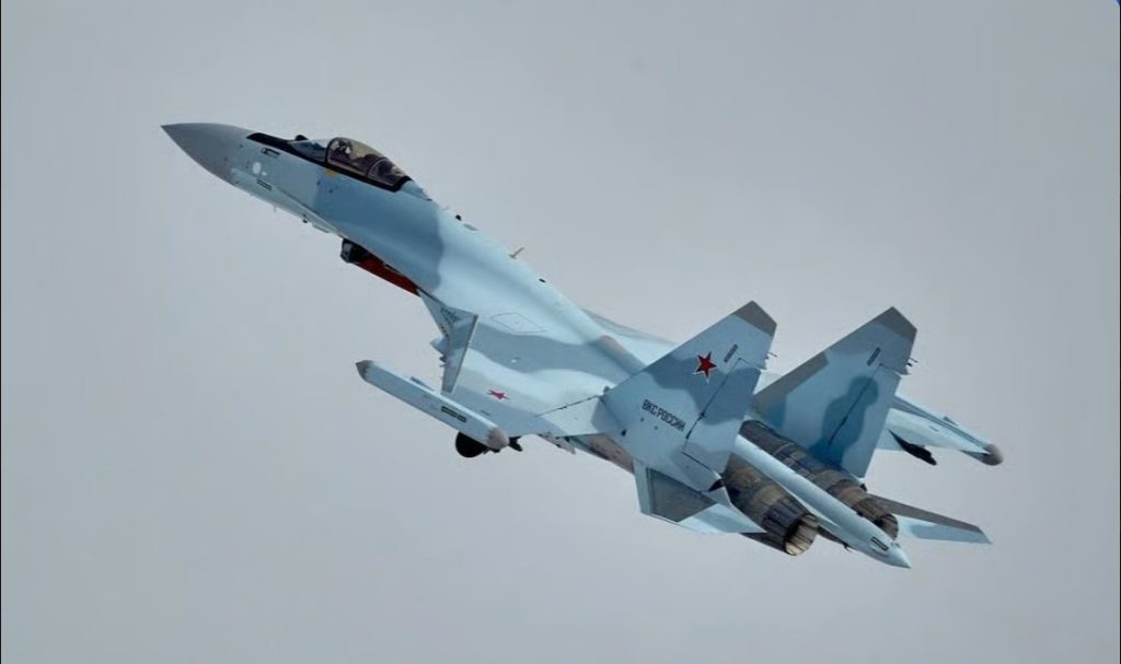 Rus Hava Kuvvetlerine katılan yeni Su-35S savaş uçakları Batı yaptırımlarına rağmen nasıl üretildi?
