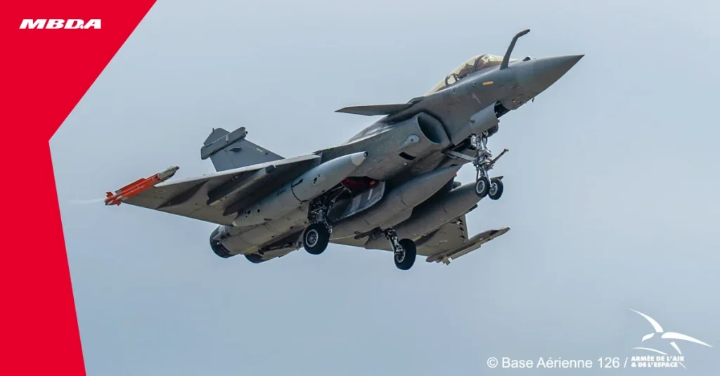 Fransa'nın yeni nesil süper füzesi MICA NG süpersonik hızda giden Rafale savaş uçağından fırlatılınca gökyüzünde neler yaşandı?