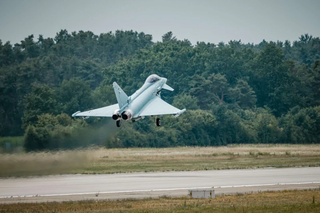 Alman Hava Kuvvetleri’nin yeni nesil savaş uçağı Tranche 4 Eurofighter göklerle nasıl buluştu