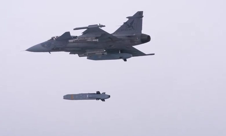 Gripen C savaş uçağından ateşlenen Taurus füzesi İsveç savunmasında yeni bir dönemi mi başlatıyor