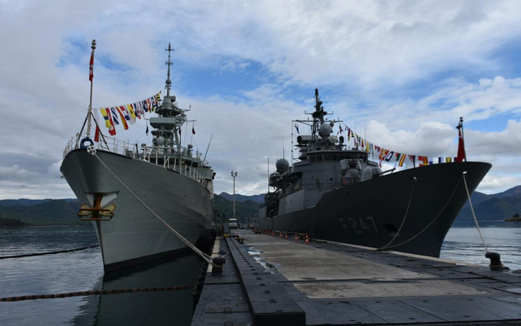 NATO savaş gemileri Akdeniz'de Rus donanmasını neden adım adım takibe aldı?